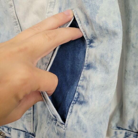 Southpole Men's Acid Wash Light Wash Denim Button Front Jean Jacket - Picture 4 of 9